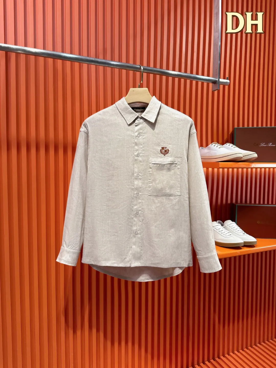 LORO PIANA Loro Piana LP slightly wide version S-XL (the suit does not come apart, 💯Tencel linen) 26SS Loro piana autumn and winter models are hotly shipped | Exclusively customized official website counter Same Style LP🌟casual suit·Old money style Middle Eastern Tencel linen fabric, top shirt👔chest pocket logo🪡embroidery Pants👖Logo🪡 embroidered, 100% Tencel linen, soft to the touch and not easily deformed, anti-pilling technology, extremely comfortable on the upper body, solid color lapel shirt👔Pants👖, solid color ribbed edges full of details. The simple version is not flattering to the body shape, and the original fabrics are standard. The skin-friendly and breathable texture is suitable for all daily scenes. It can be switched between commuting and leisure with one click. It shows high-end taste in a low-key manner, and provides comfort and style throughout autumn and winter. The inner hemming is evenly and meticulously routed, and the texture and texture are super soft. It is very light and soft, and feels extremely delicate and silky. The finer the yarn, the harder it is to work, and it is very time-consuming and material-consuming. It is a super rare product. The particularity of the fabric of each piece of clothing makes it silky soft and smooth. The unique embroidery pattern on the chest, you can feel its softness and smoothness when it comes into contact with the skin! The overall design is simple and grand, continuing Classic. The calm and elegant Classic color scheme naturally exudes a casual, elegant and sophisticated style, highlighting the style of a major manufacturer. Fabric, quite wide and comfortable. Delicate, easy to wear, dry, breathable and non-stick. The texture is light and there is no pressure on the upper body, as if it can breathe. Whether it is wiring, cutting or hardware configuration, it is the highest level of craftsmanship. Every detail is meticulous and quite elegant! The minimalist style structure is grand, natural, and highly recognizable. The upper body will never go wrong with the matching performance, and there is no doubt about it! Color: Linen Gray Size: M-3XL Size charti: Top size chart: M: Shoulder width 52-bust 54-dress length 69 L: Shoulder width 54-chest 56-dress length 71 Pants size chart: M: Seat circumference 107 - Waist circumference 78 - Panty length 103 L: Seat circumference 111 - Waist circumference 82 - Panty length 105